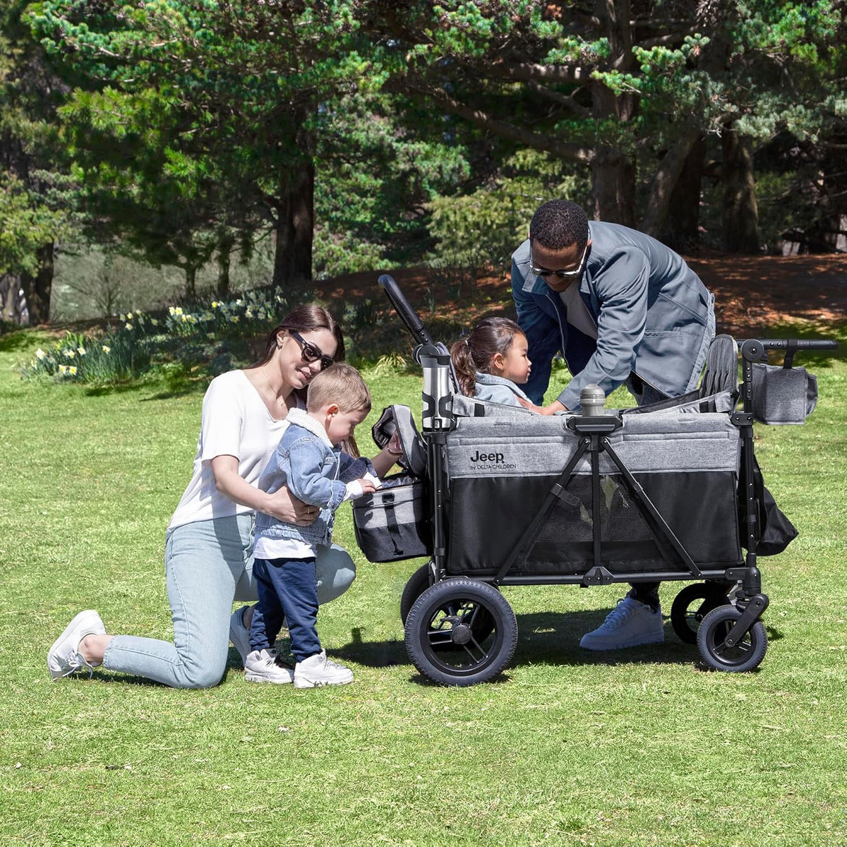Luxurious 4-seater children's stroller - A high-end 4-seater children's stroller specially designed for 4 children, equipped with convertible seats, adjustable push-pull handles, detachable sunshade, and flat folding device. The color is grey.