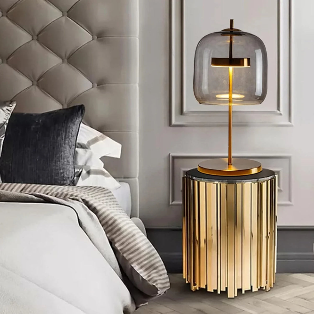 The amber desk lamp, the golden bedside lamp, the round bedside lamp for bedrooms and living rooms with a forged iron base, the glass lampshade and the LED bulb are all fully equipped.