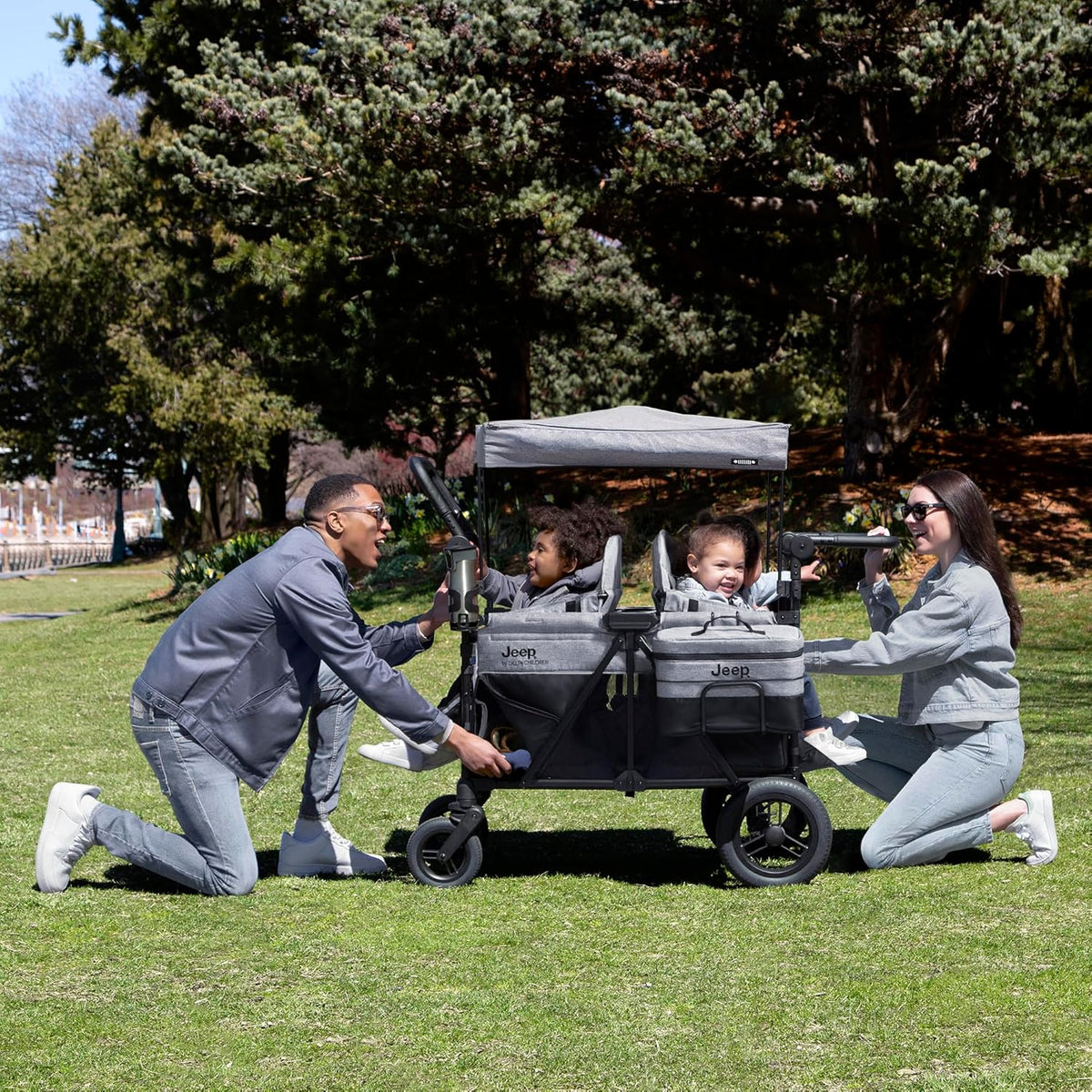 Luxurious 4-seater children's stroller - A high-end 4-seater children's stroller specially designed for 4 children, equipped with convertible seats, adjustable push-pull handles, detachable sunshade, and flat folding device. The color is grey.