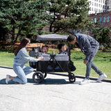 Luxurious 4-seater children's stroller - A high-end 4-seater children's stroller specially designed for 4 children, equipped with convertible seats, adjustable push-pull handles, detachable sunshade, and flat folding device. The color is grey.