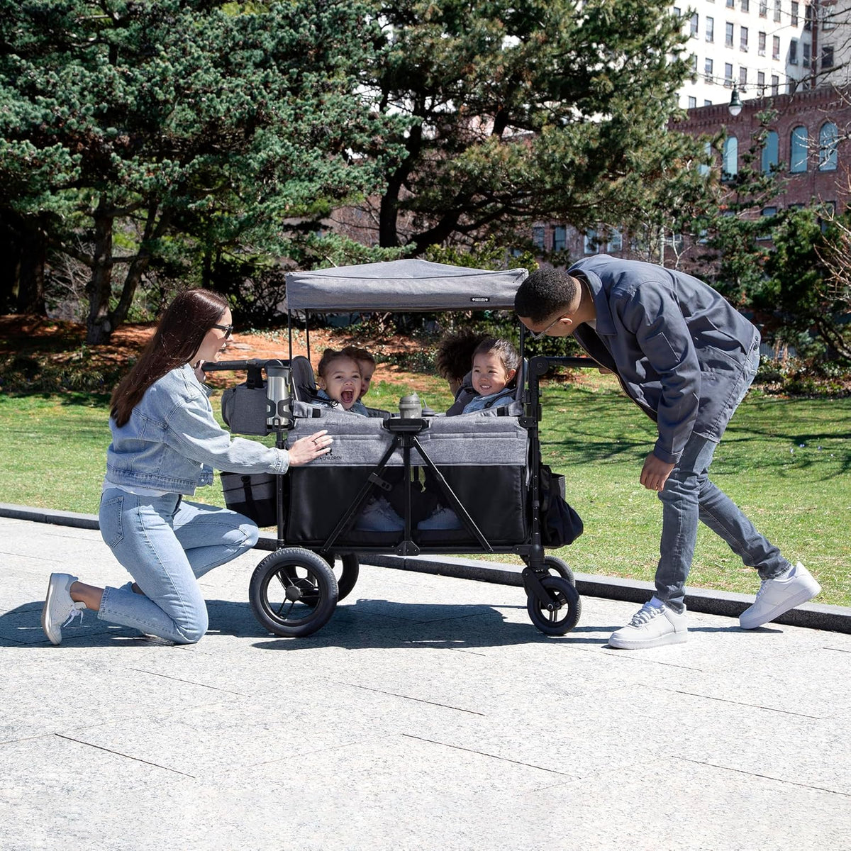 Luxurious 4-seater children's stroller - A high-end 4-seater children's stroller specially designed for 4 children, equipped with convertible seats, adjustable push-pull handles, detachable sunshade, and flat folding device. The color is grey.